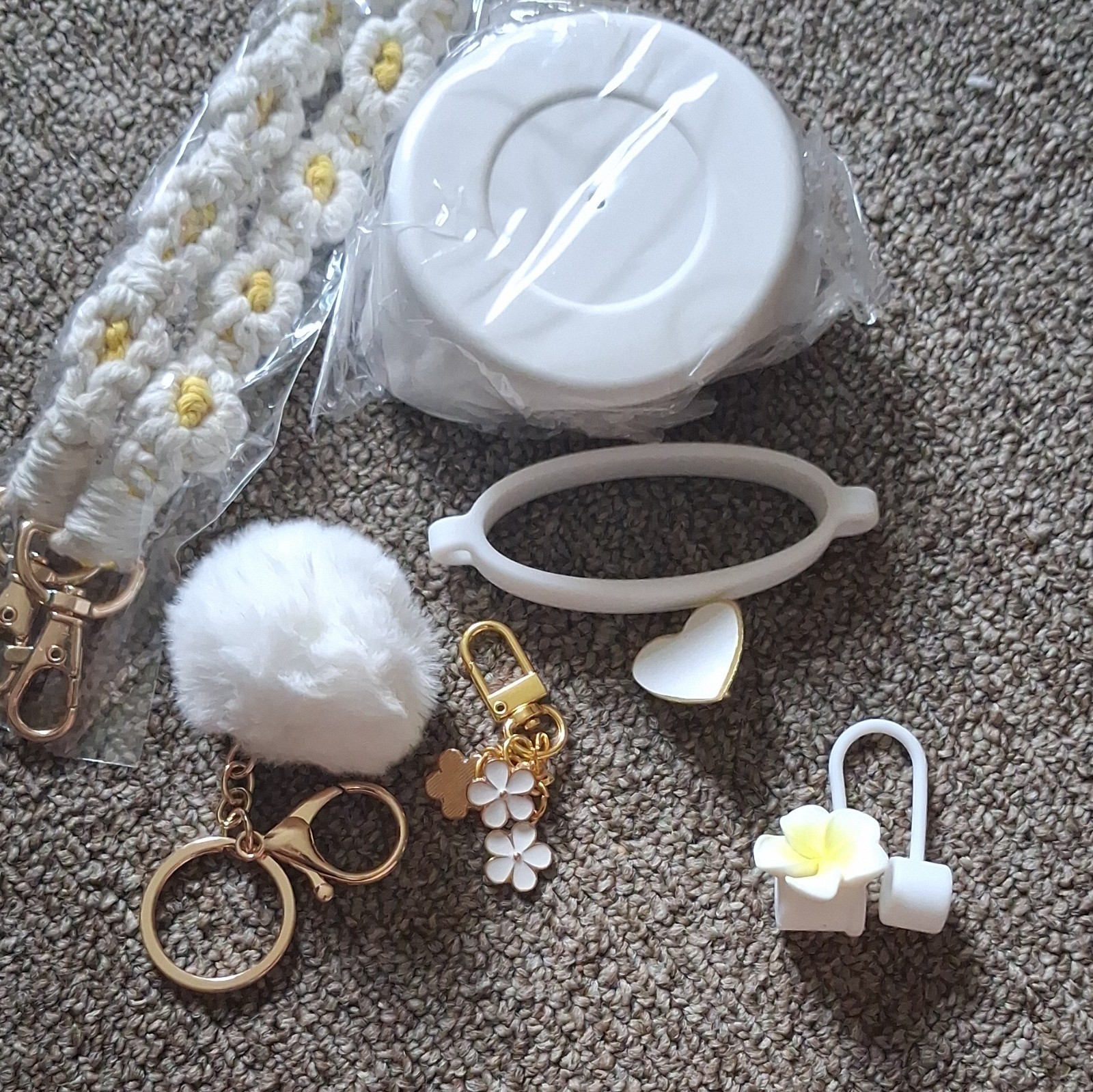 White/Gold Women’s Key Chain, Detachable Pom Pom Heart Charm, CC-07