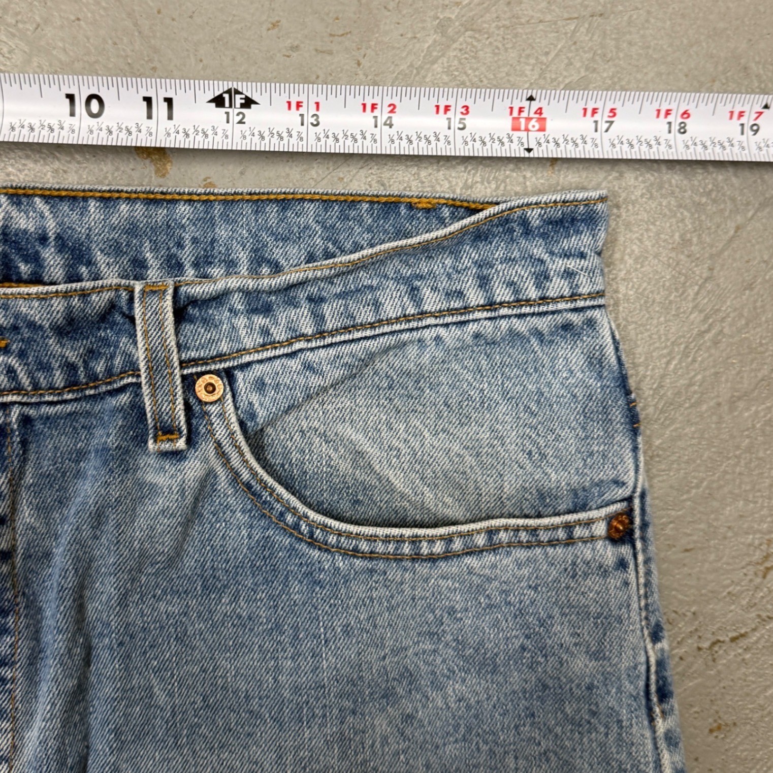 Vintage Levi’s 550 Men’s 90s Blue Jeans 1996 Made in USA Tapered 34 x 31