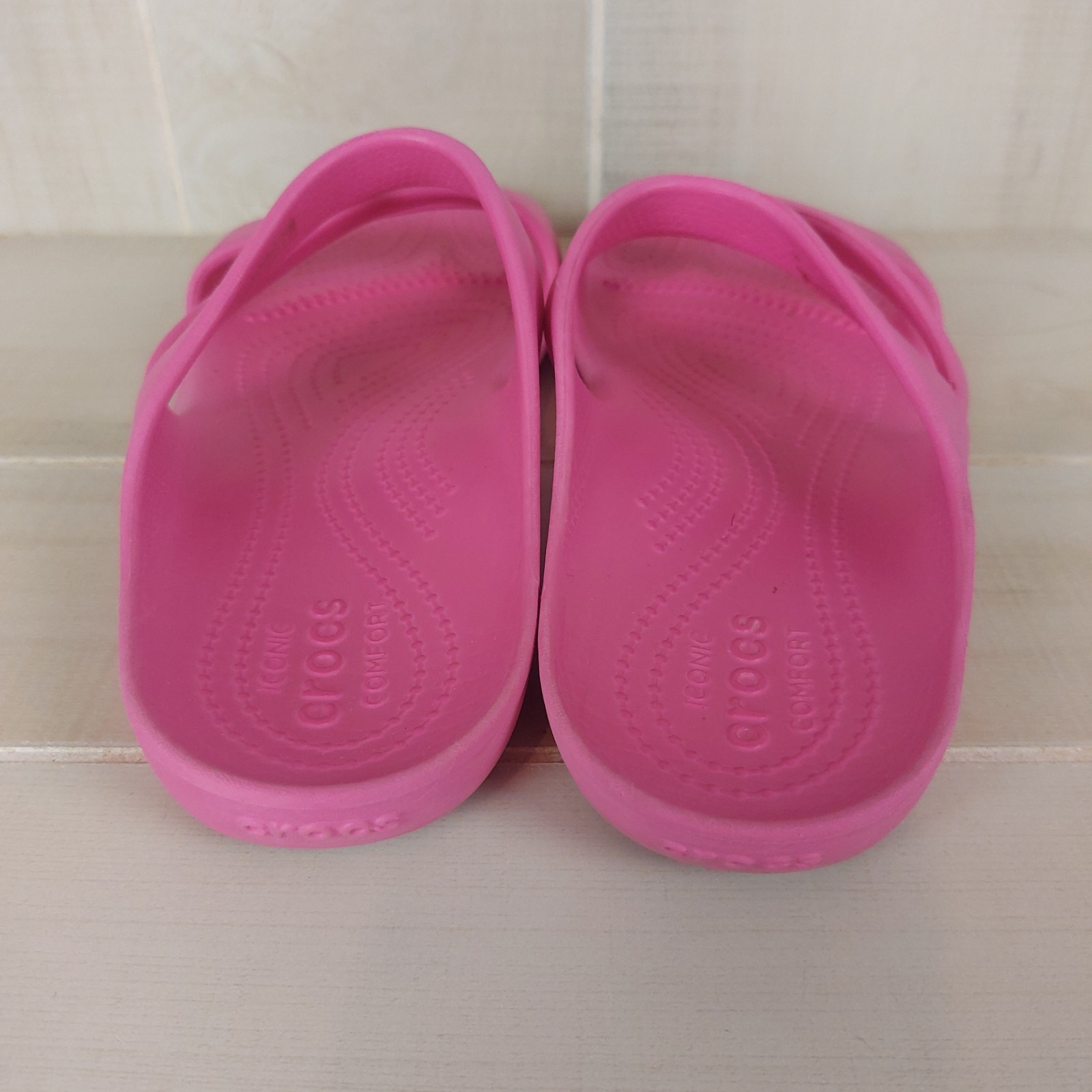 Crocs Kadee II Strappy Sandals Hot Pink Flip Flops Womens 9 Beach Iconic Comfort
