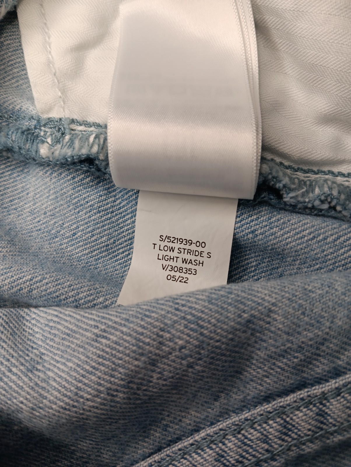 GAP Low Stride Jean Short Women 32 14R All Over Print Logo Lightwash Distressed