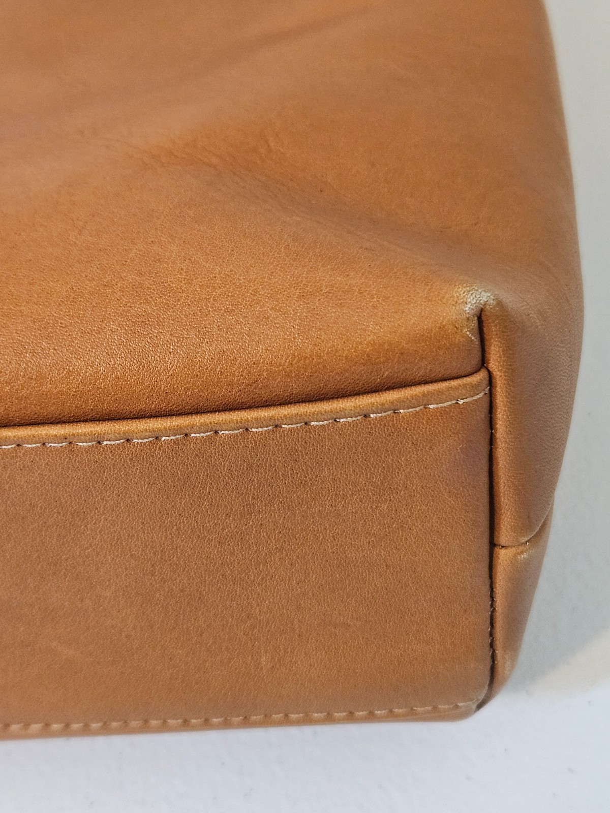 Le Donne Birch Bay Crossbody Bag Color Tan TR-808-TAN Colombian Vaquetta Leather