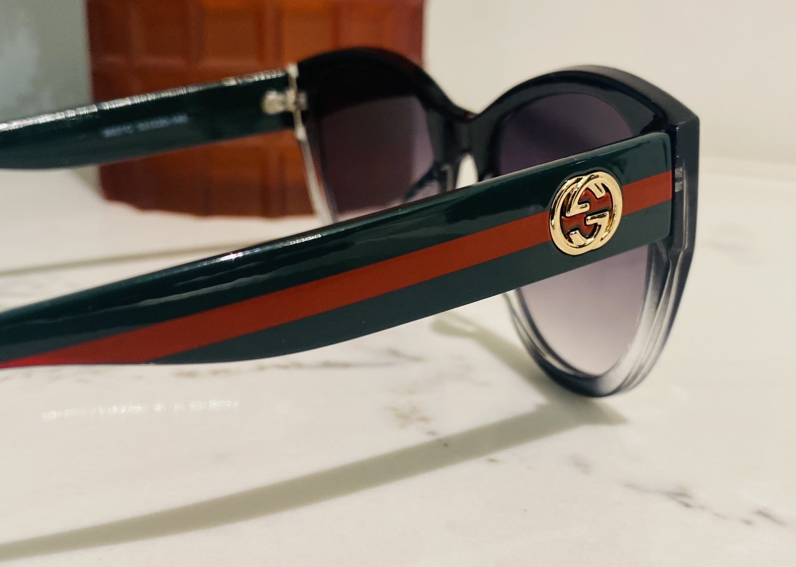 Gucci Sunglasses Women’s Cat Eye Classic Green Red Arms Classic Gold GG logo