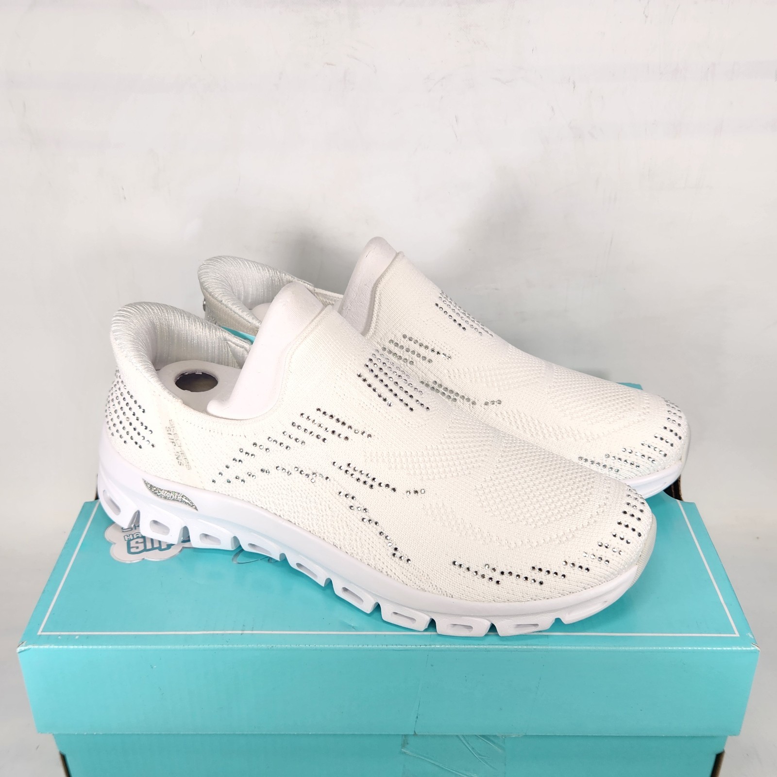 7 WOM – SKECHERS Arch Fit Glide Step Elevate Smoke Show – White Silver Embellish