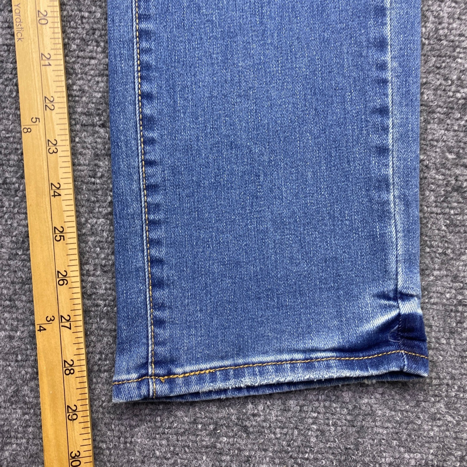 Levis 39250-0113 Womens Sz 10M Classic Straight Leg Blue Jeans Medium Wash