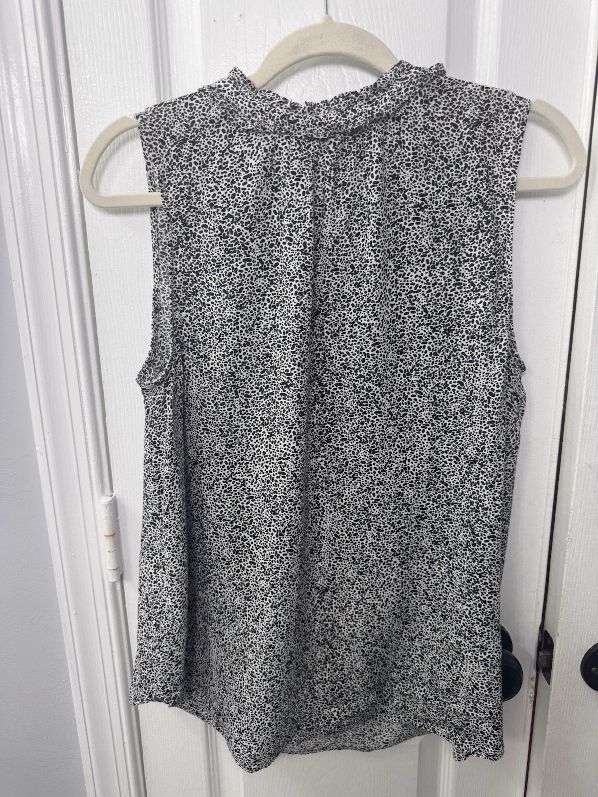 Talbots Sleeveless Split Neck Black White Blouse Button Ruffle Size Large
