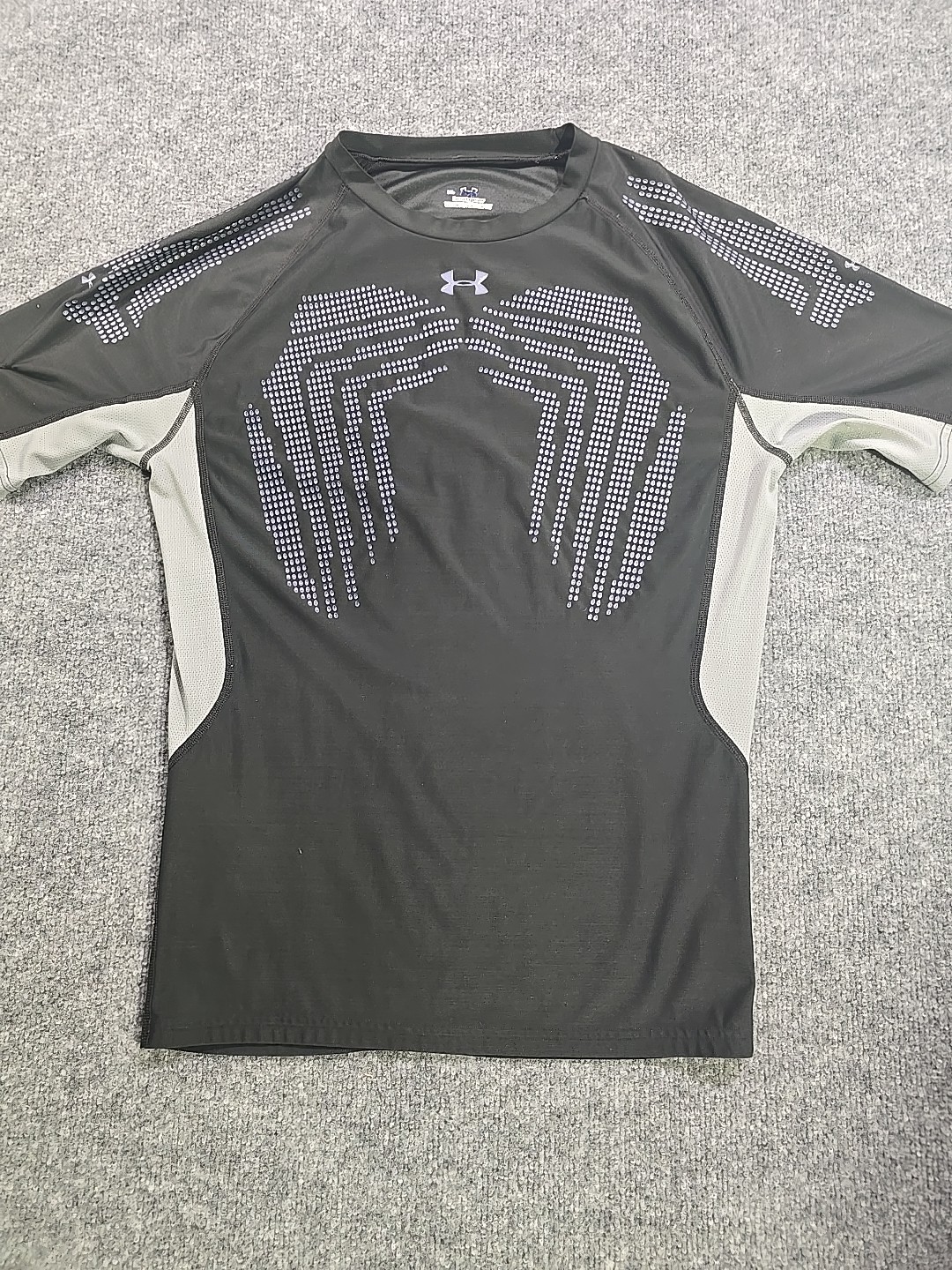 Under Armour Fitted Heat Gear Shirt, Mesh Panels For Ventilation. OFFERS WELCOME