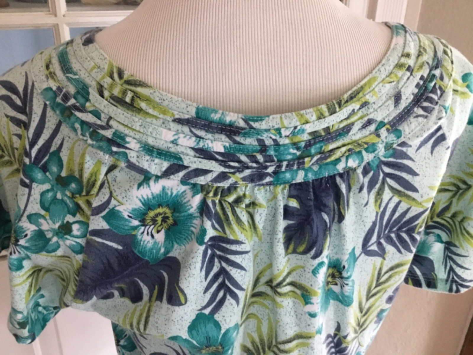 SHENANIGANS Vibrant Tropical Teal Floral Short Sleeve Pleated U Neckline Top S
