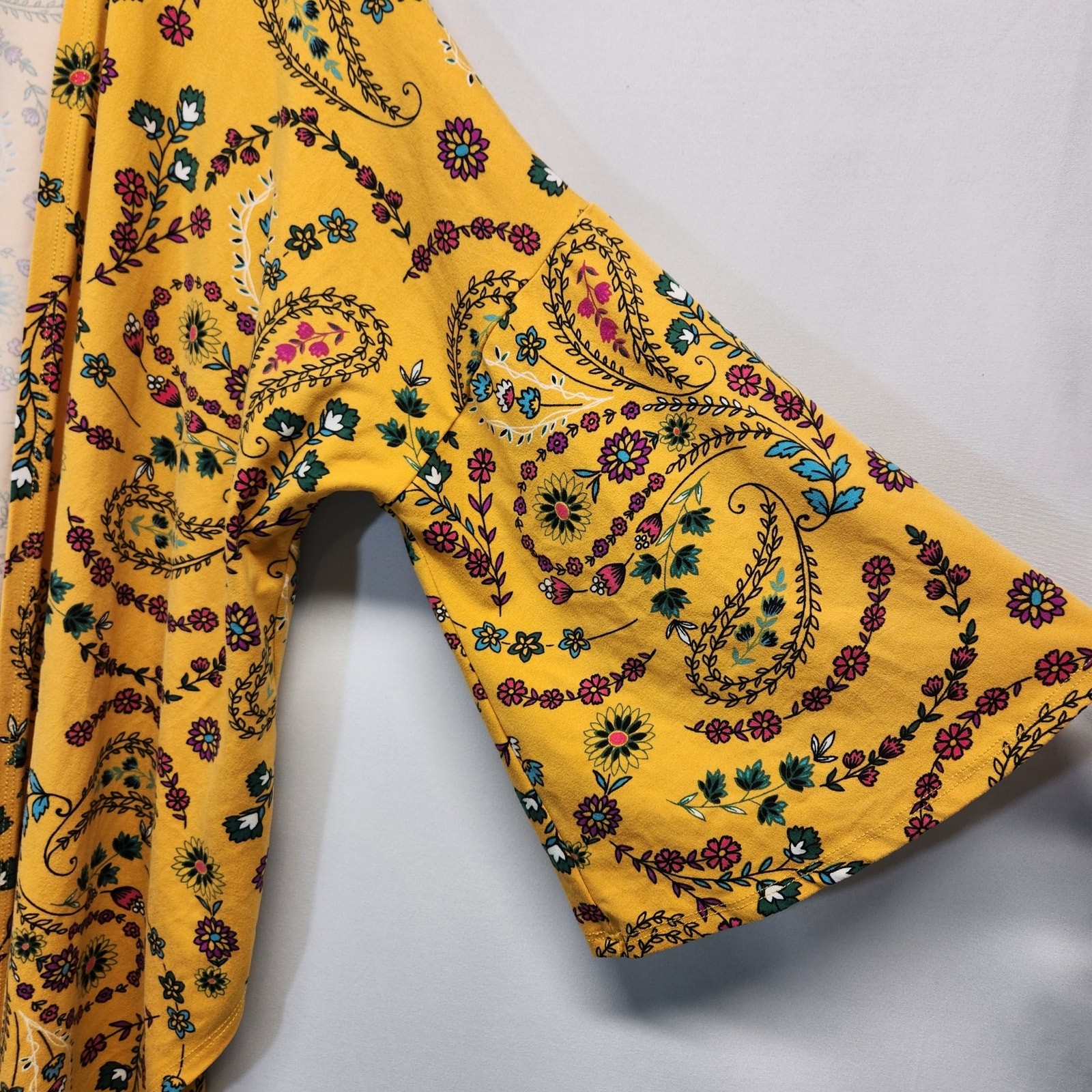 Lime n Chili Women’s Medium Open Front Cardigan Kimono Paisley Floral Golden