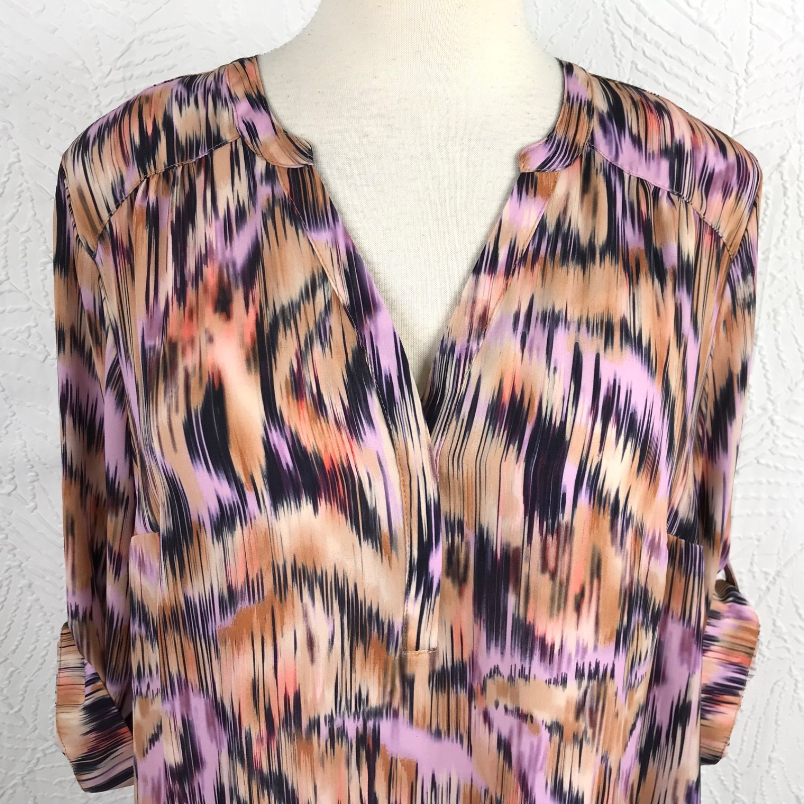 TORRID 3 Harper Blouse Shirt Size 3X Roll Tab Sleeve Pullover Pocket Colorful