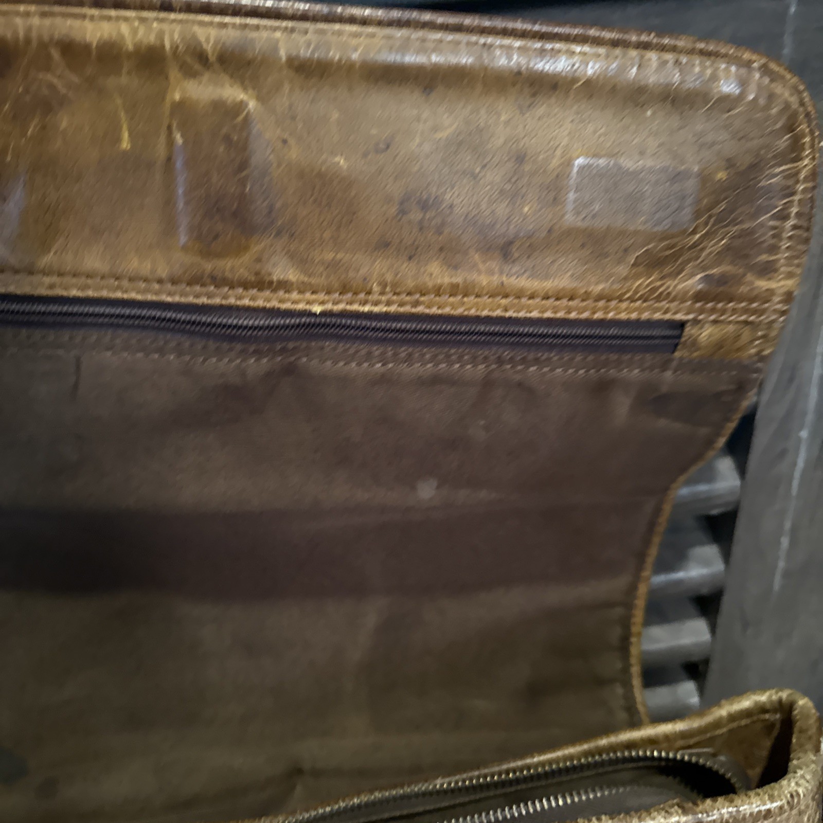 KODIAK Leather Co Kasilof 18 Inch Messenger Bag.