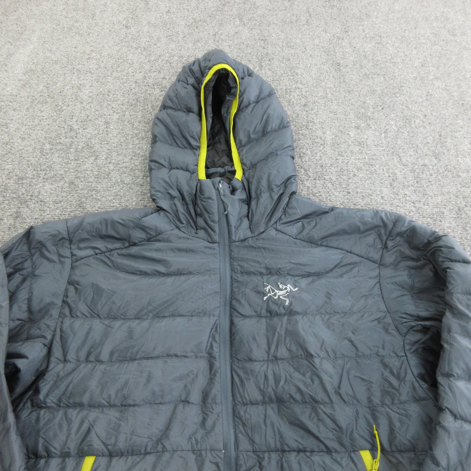 Arc’teryx Down Jacket Mens Medium Gray Hooded Full Zip Lightweight Puffer Hiking