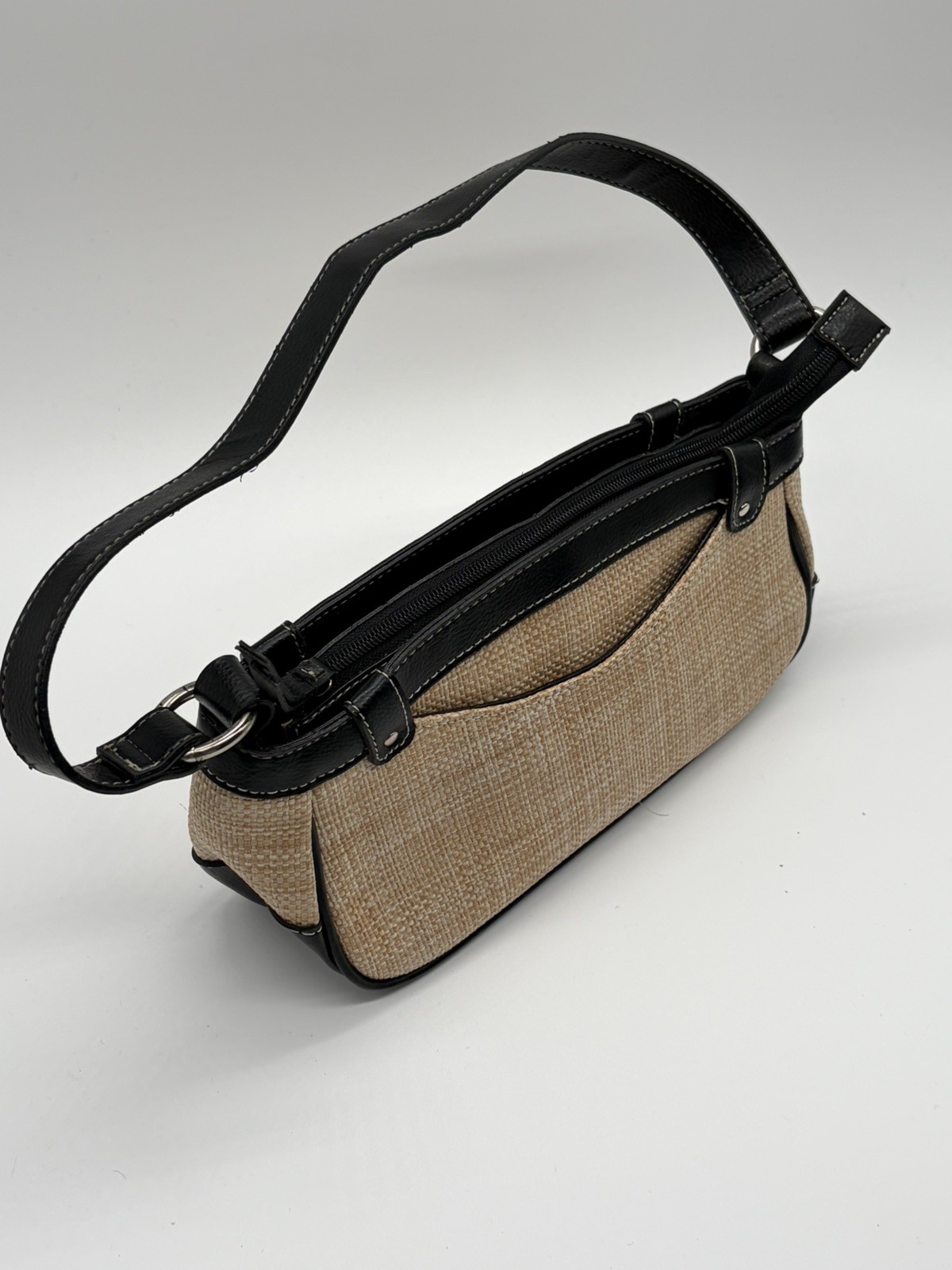 Women’s Woven Straw Shoulder Bag Black Trim Baguette Purse Zip Top Tan