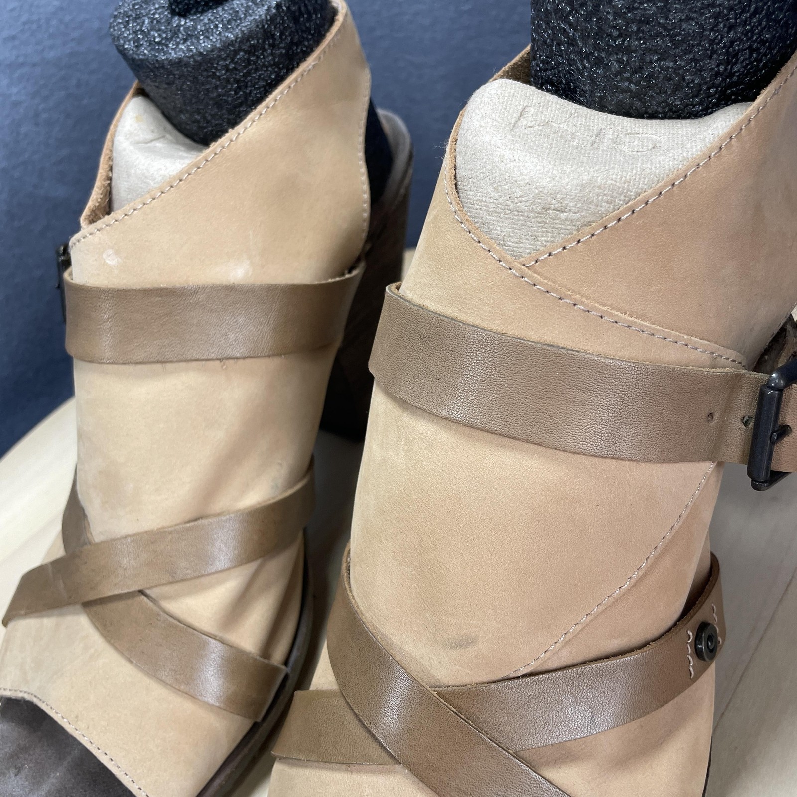 OTBT Strappy Leather Heel ESTIMATED Womens Sz 10?? Beige Tan Lt Brown Wrap