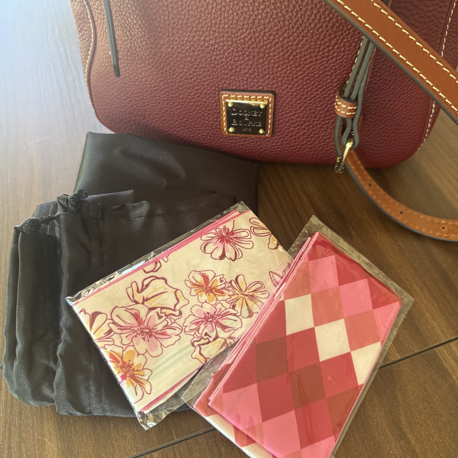Dooney & Bourke Crossbody 25 Pebble Leathe WINE R1849. EUC. Dust bag/scarf