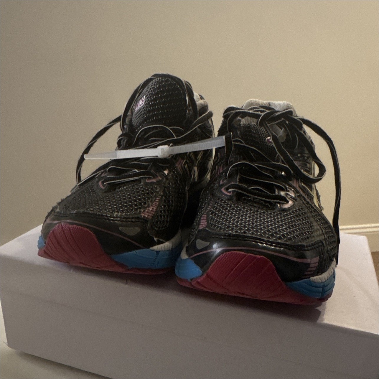 ASICS GT-2000 Men’s Athletic Sneaker Black/White/Blue/Red T2K7N