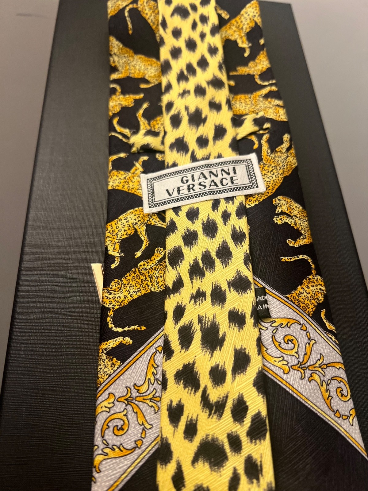 SUPER LUXURIOUS.Gianni Versace Classic Neiman Marcus Exclusive Wild Cat Silk Tie