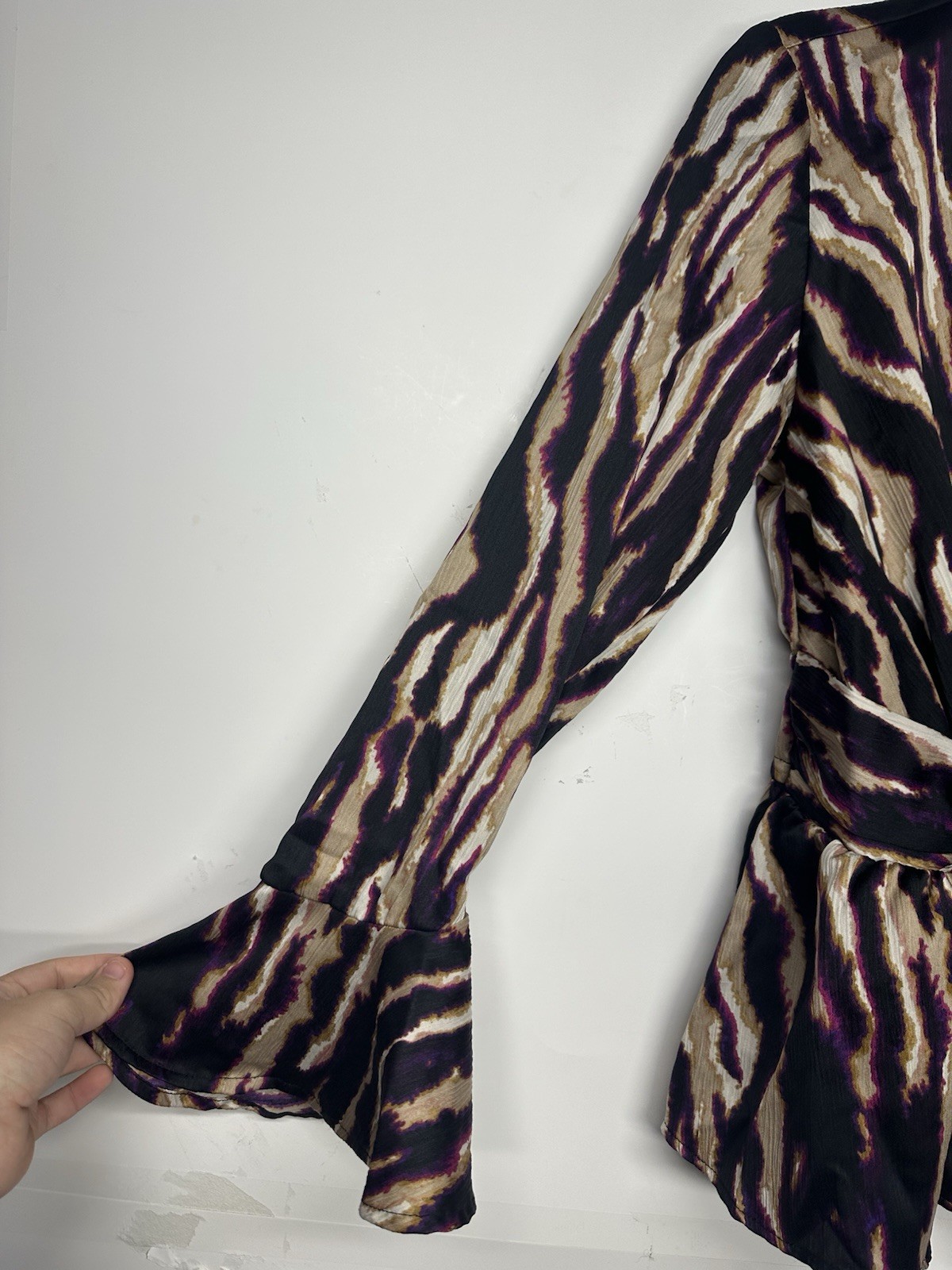 Sophia Vergara Blouse Top Drape Knot Women’s Size Small Animal Print Long Sleeve
