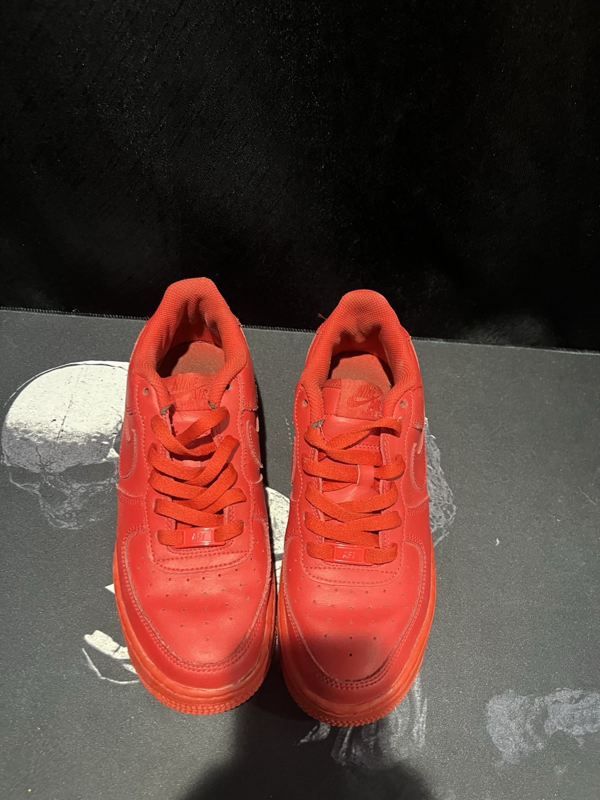 Nike Air Force 1 Low Top Red Solid Lace-Up Men’s Athletic Sneaker Pre-Owned