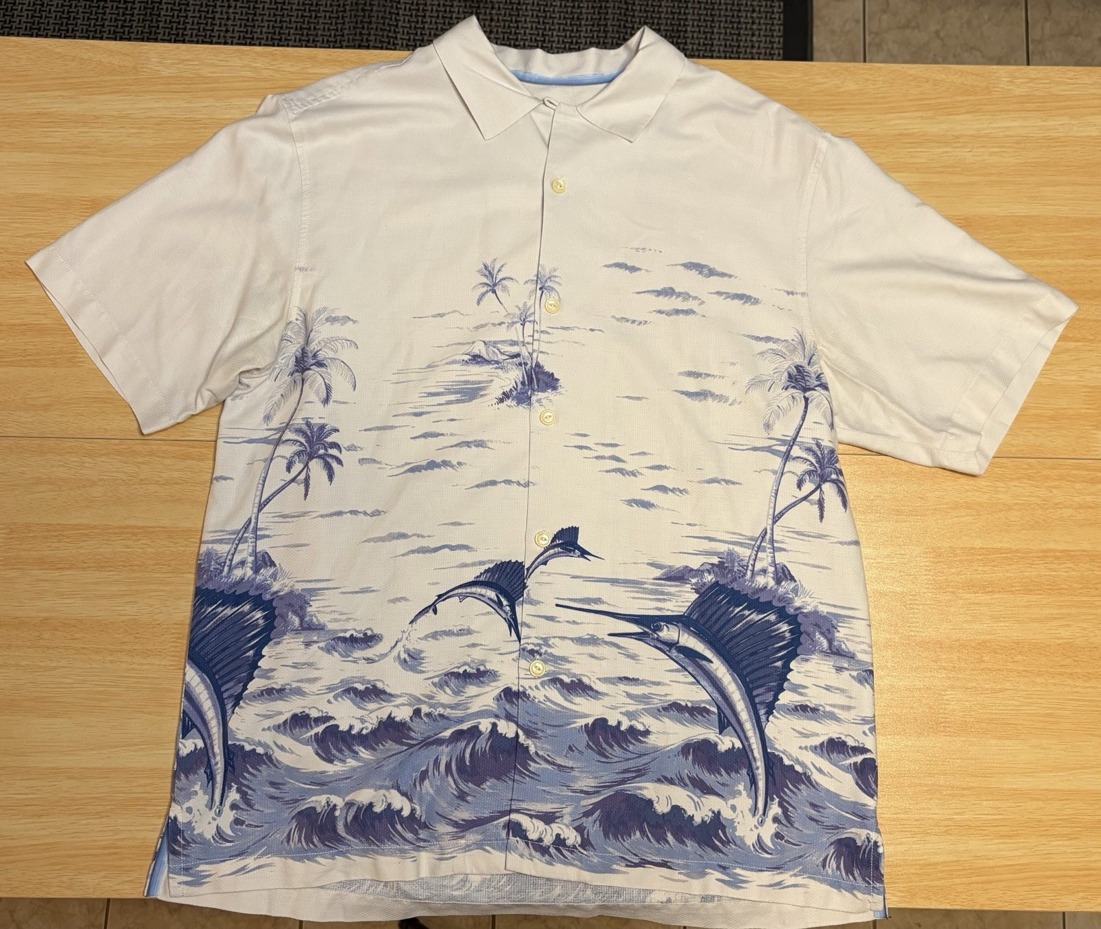 Tommy Bahama Santiago Sailfish Camp Button Up Size Large SILK Short Sleeve Shirt