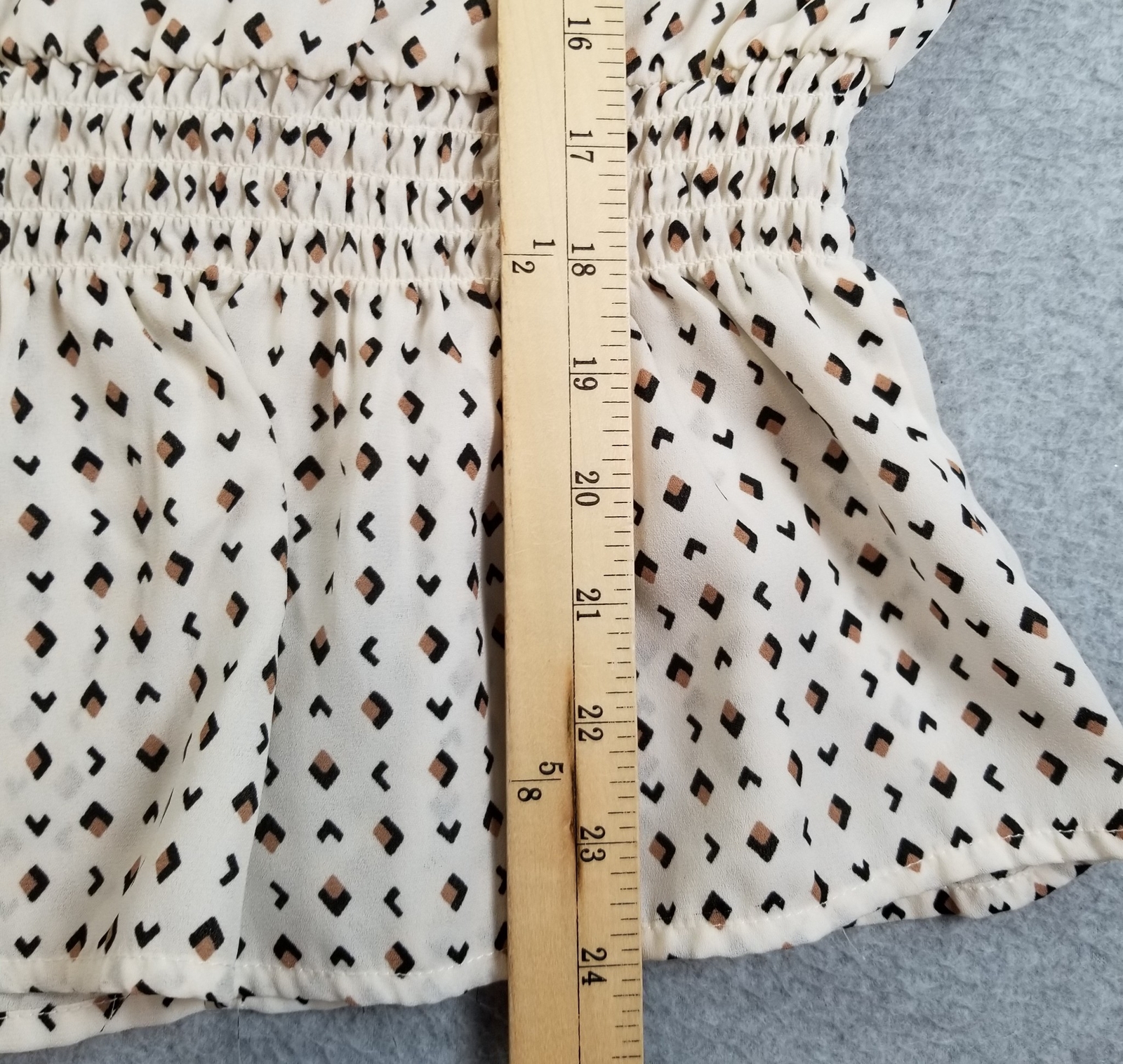 A.U.W Top Women’s Extra Large XL Multicolor Geometric Short Sleeve Sheer Scoop