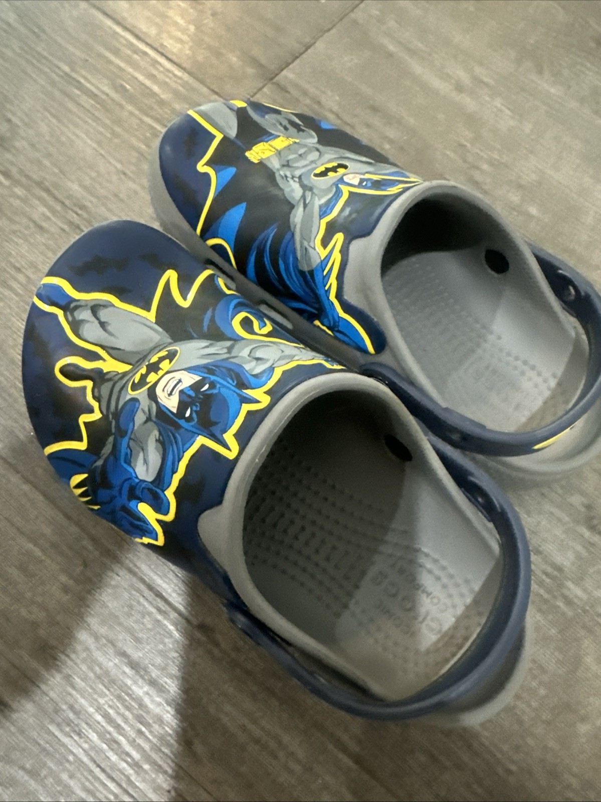 Crocs Kids Batman Clogs Navy Unisex Size J2 EUC Superhero DC Shoes 2 Slides
