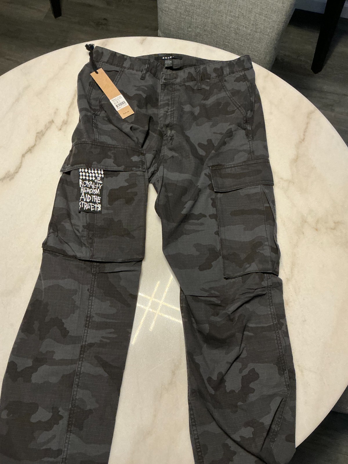 KSUBI Camo Fugitive Cargo Pant 6 Pocket Baggy Casual Size 38, very comfortable