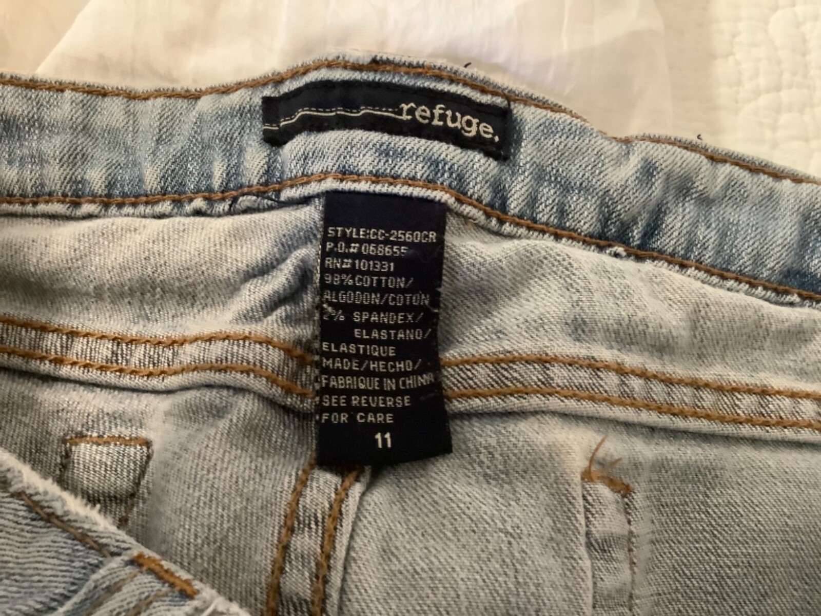Refuge Stretch Juniors Slightly Distressed Denim Jeans Size 11 (34 X 22 1/2)
