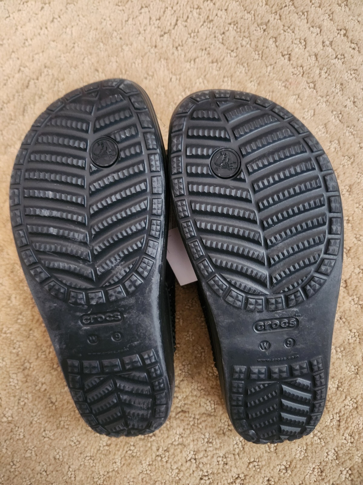 NEW CROC’S DIAMOND PLATFORM FLIP FLOPS -RARE – NO LONGER MADE -SIZE 9
