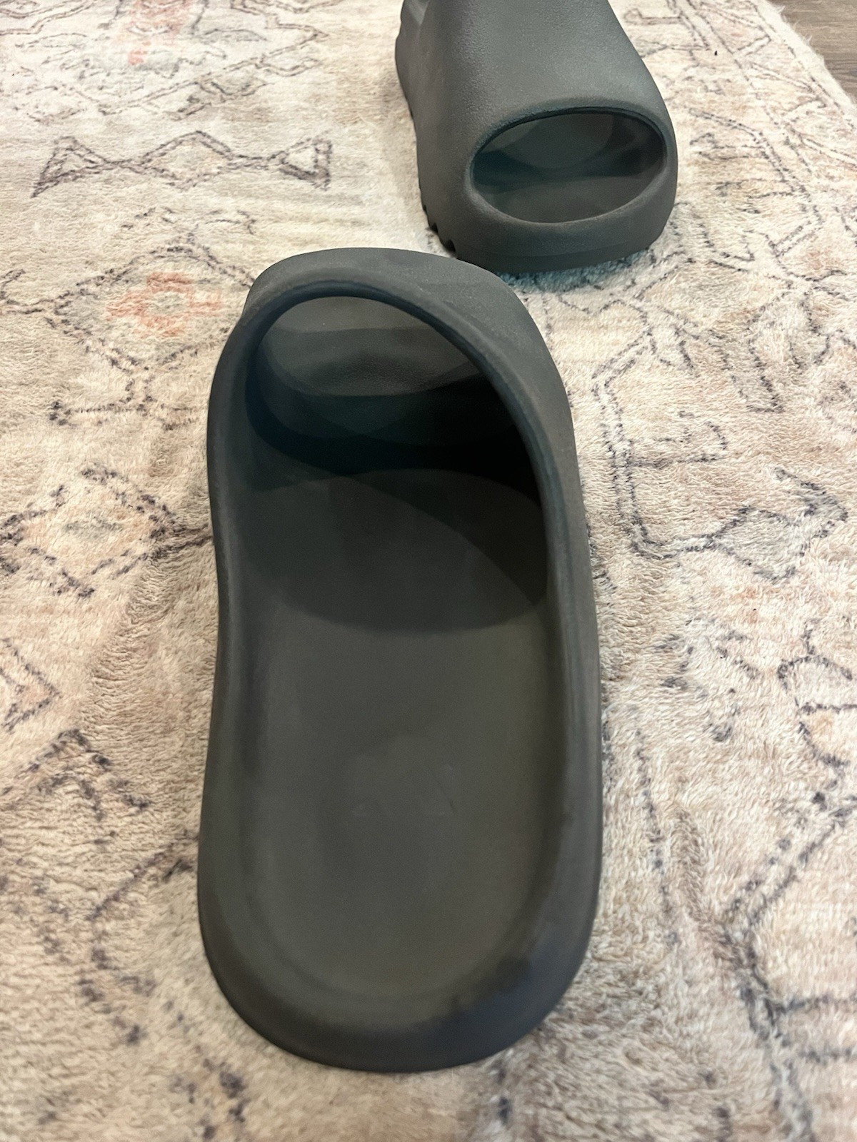 Adidas Yeezy Men’s Black Slide Slightly Used Good Condition