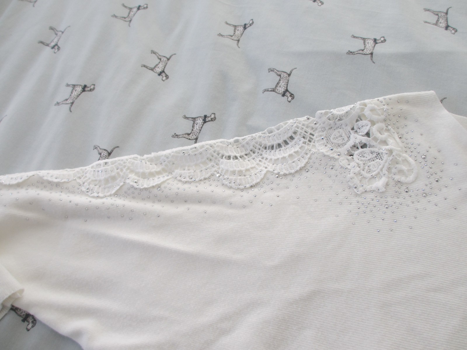 Quiz cream batwing jumper. Lovely shoulder detail, sparkles. Size S. 10-12