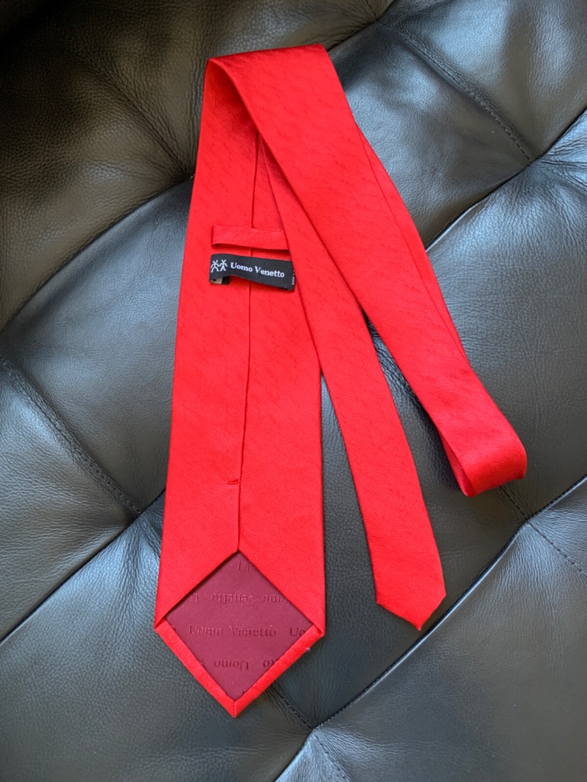 Men’s UOMO VENETTO 100% Silk Tie Necktie Red Festive Holidays 3.75″x57.5″