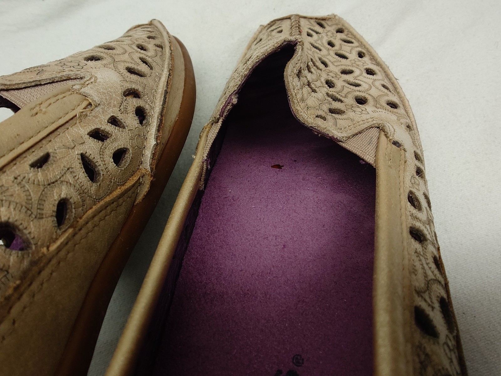 Taos Expose Driving Loafers Size 7 Slip-On Saddle Brown Leather Laser Cut Flats