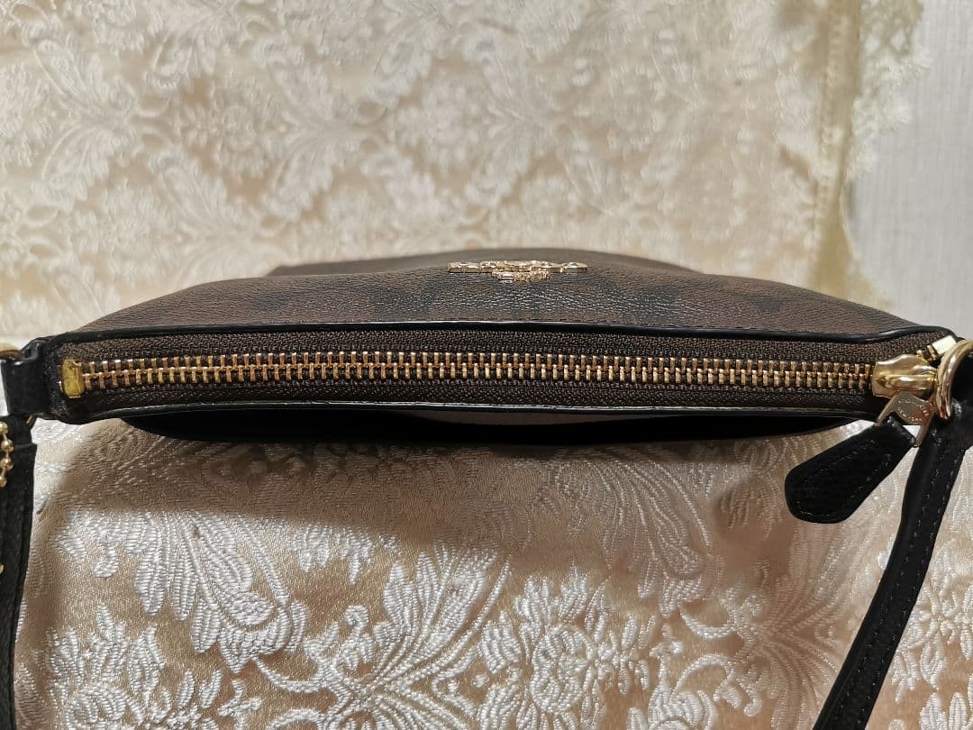 Excellent Condition Coach Signature Shoulder Bag F35940 25a