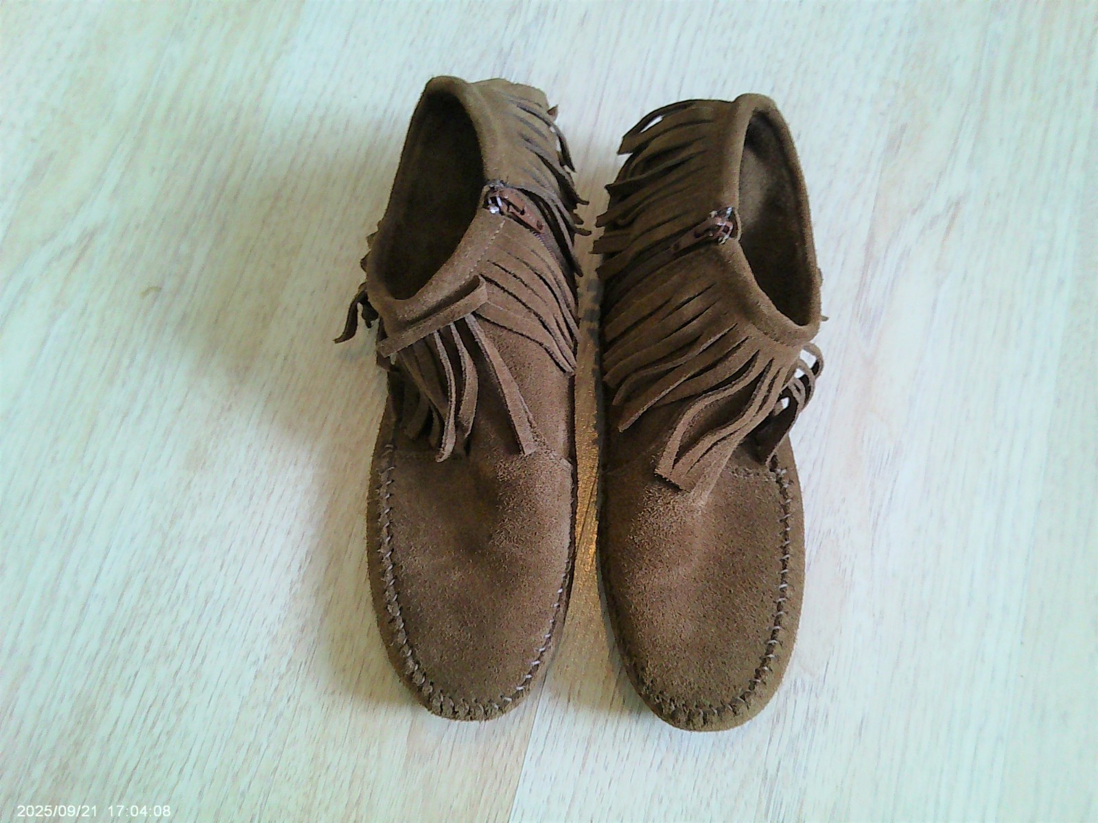 Minnetonka Moccasins Womens 9.5 9 1/2 Suede Fringe Beads Boho Shoes Slippers
