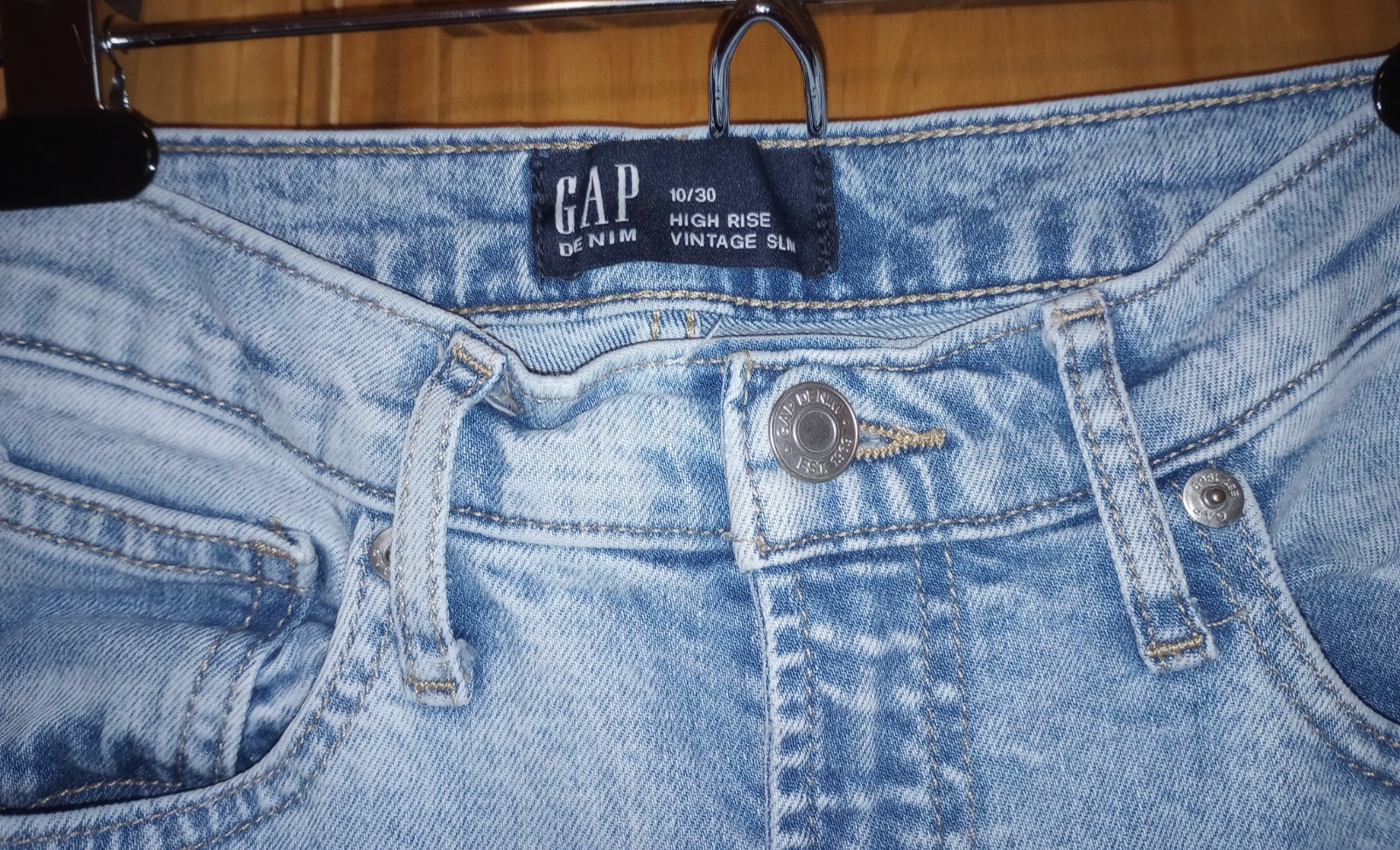 Gap Denim “Vintage” Look Jeans 5″ Ankle Slit Womens 31″ waist, 12″ rise, Lt Wash