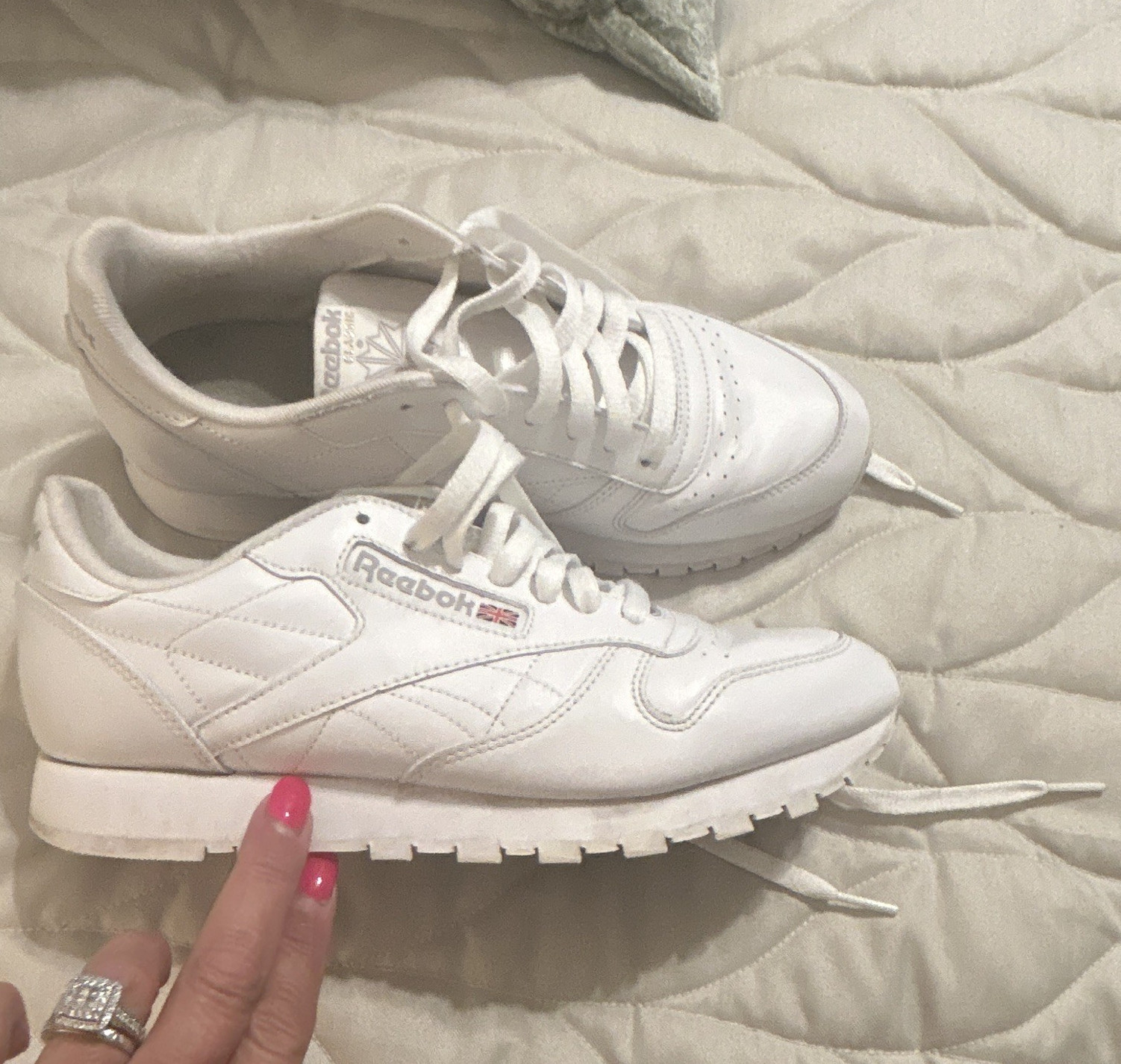 Reebok White Solid Low Top Lace-Up Athletic Sneaker Unisex Adults