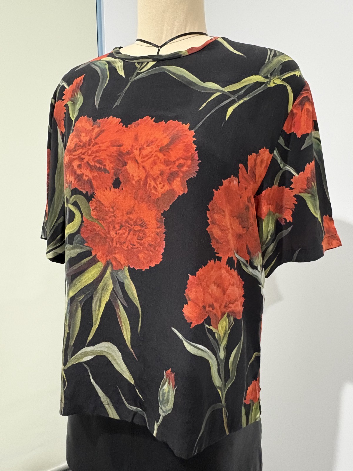 Dolce & Gabbana Carnation Print 100% Silk Tee Blouse – Made in Italy – Size 46