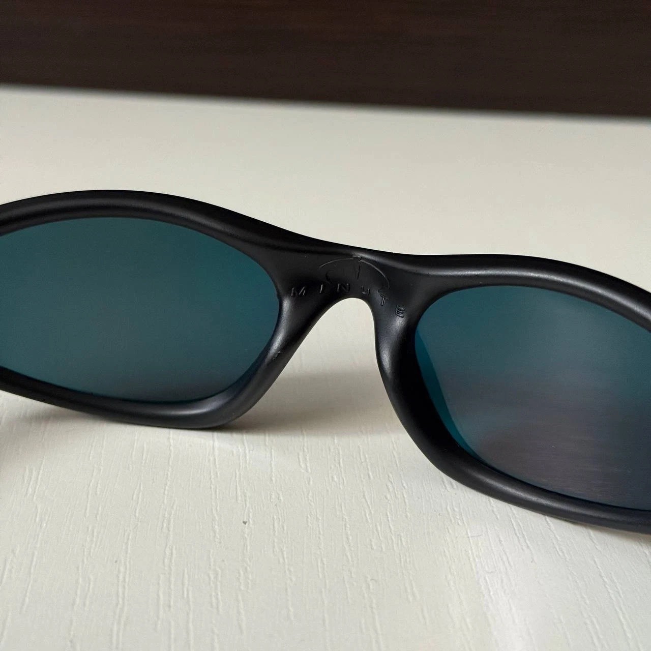 Oakley Minute 1.0 Black Frame Sunglasses Red Iridium Lens | eye jacket splice