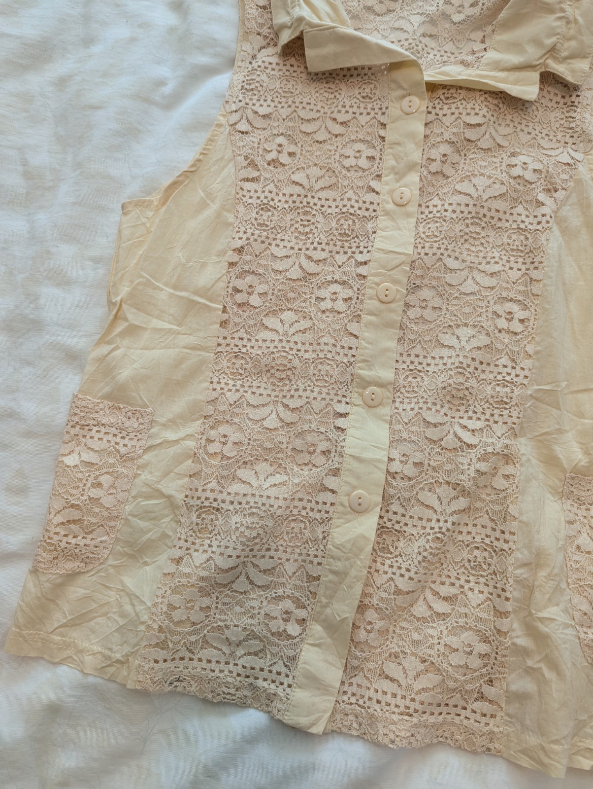 NWOT Cream sleeveless button up top with lace panels Size M