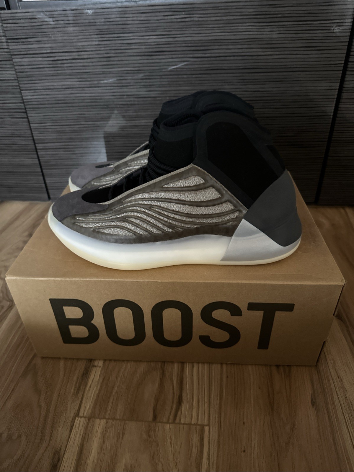 adidas Yeezy Quantum Barium Men’s Sneakers Size 10