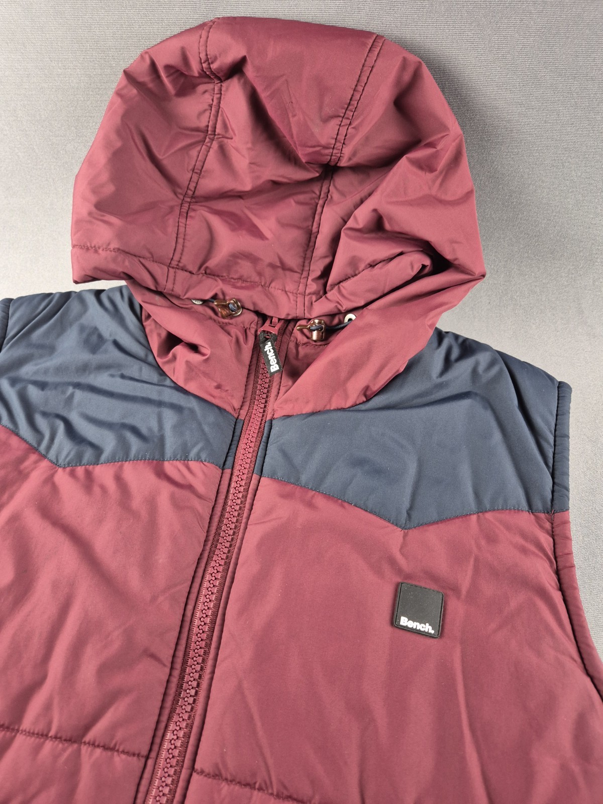 Bench Burgundy & Navy Hooded Padded Gilet Bodywarmer XL Mens Winter Zip Vest