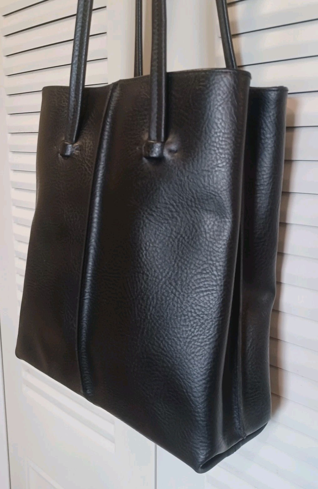 Liz Claiborne Black Leather Shoulder Bag 11″H x11″W x 3 3/4″D