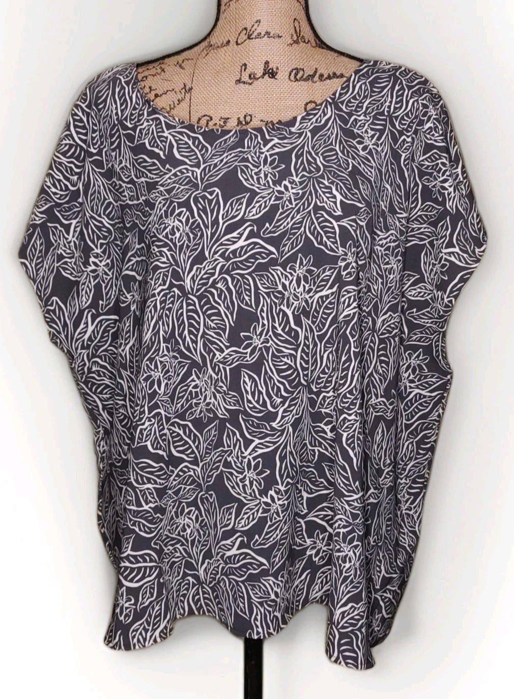 TORRID – Gray w/White Floral Outline Button Back Tunic – Women’s Size 2X