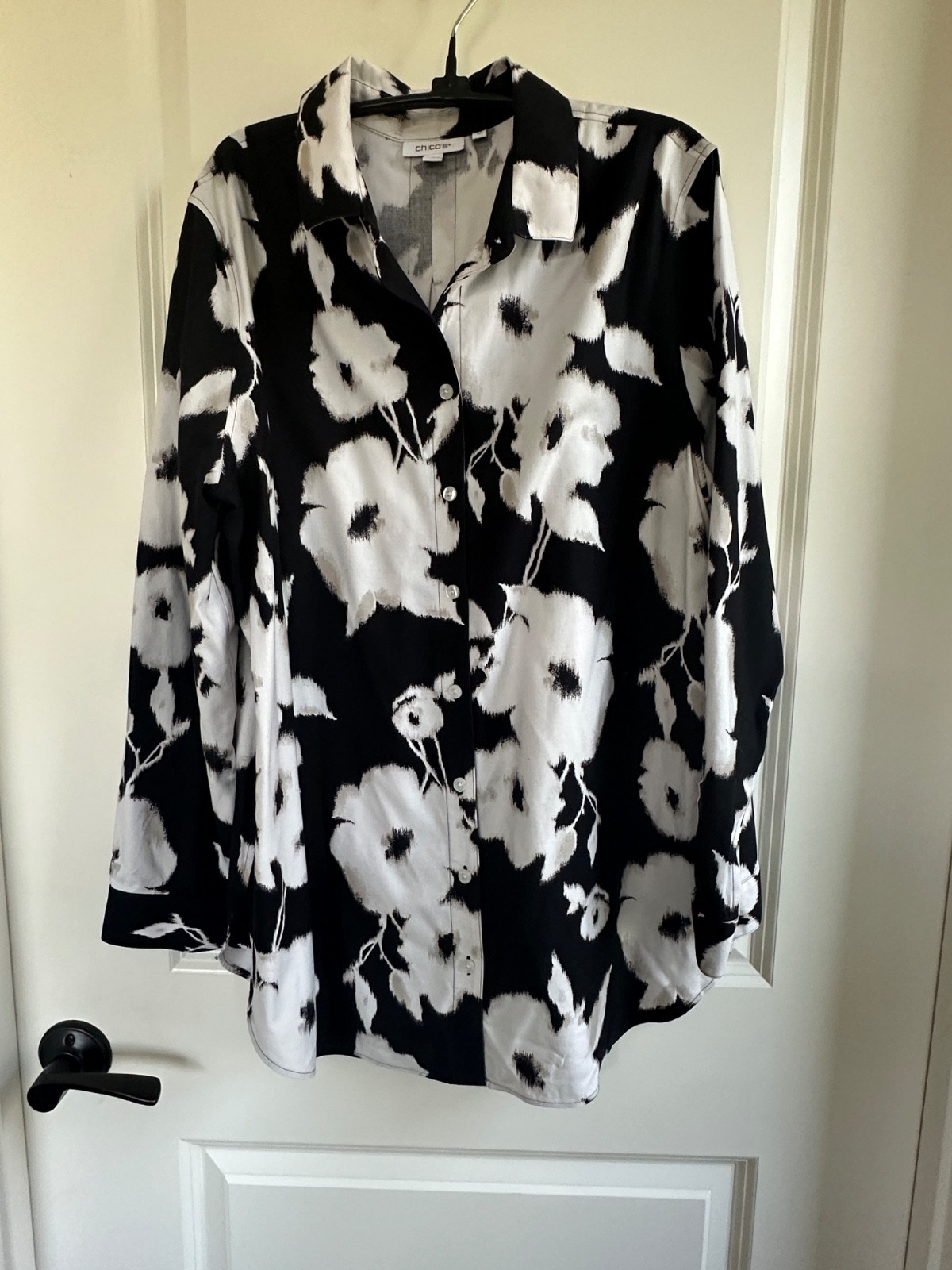 Chico’s No-Iron Black White Floral Button-Down Shirt Chico’s 2 (Large / US 12)