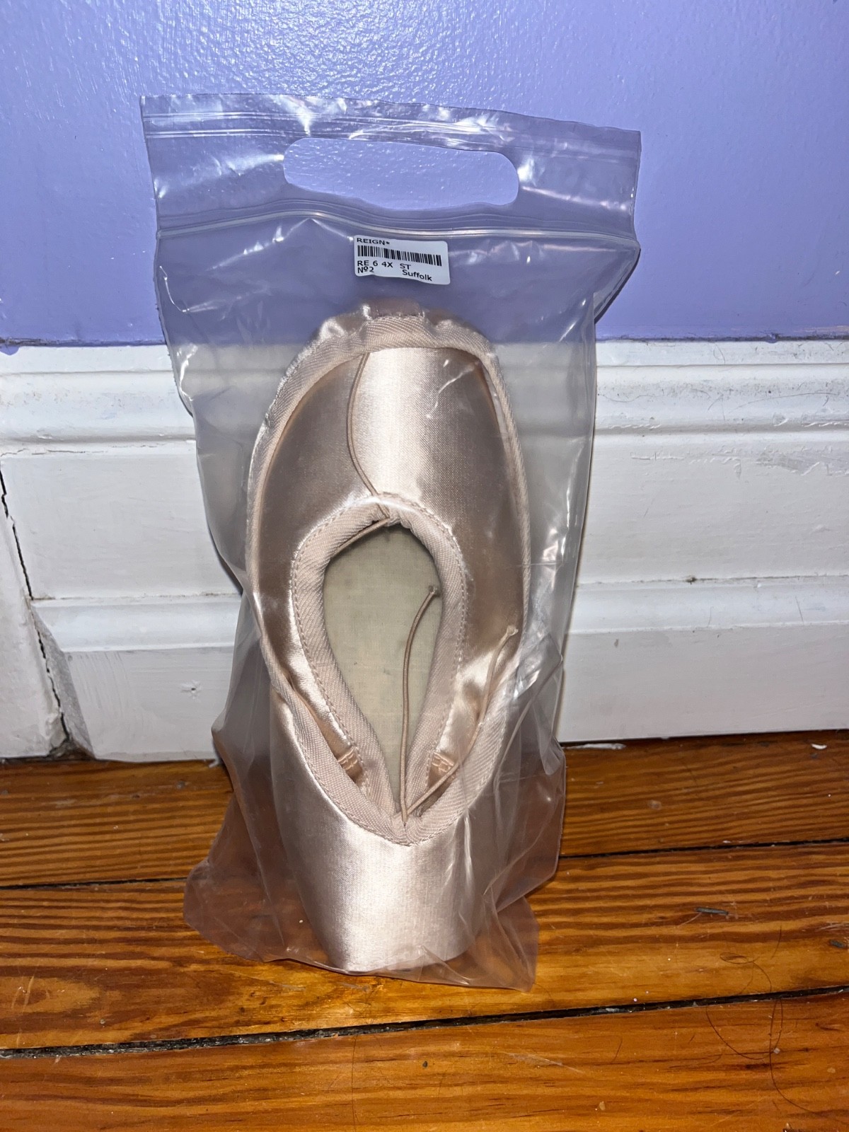 New Suffolk Reign Pointe Shoes (Size 6 4x, ST)