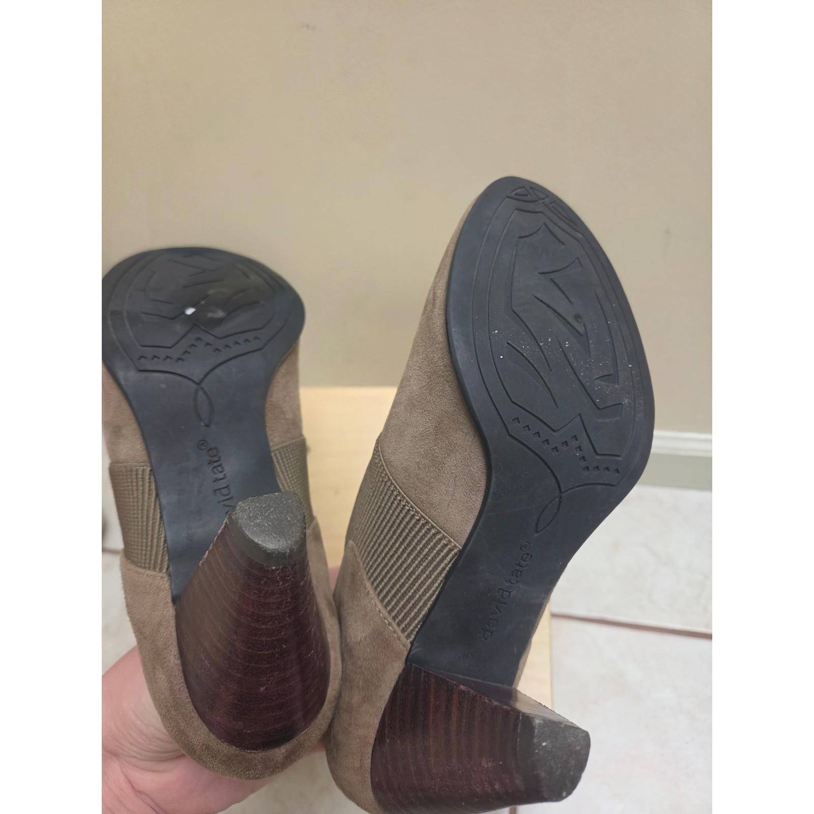 David Tate Womens Taupe Suede Elastic Gore Slip On Stacked Heel Pumps Size 5.5