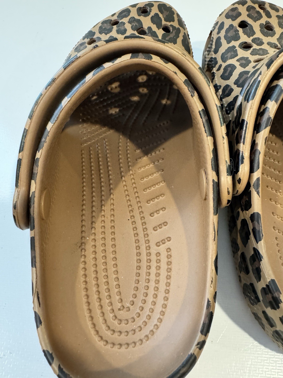 Crocs Cheetah Leopard Classic Clogs Unisex W6 / M4 LIKE NEW