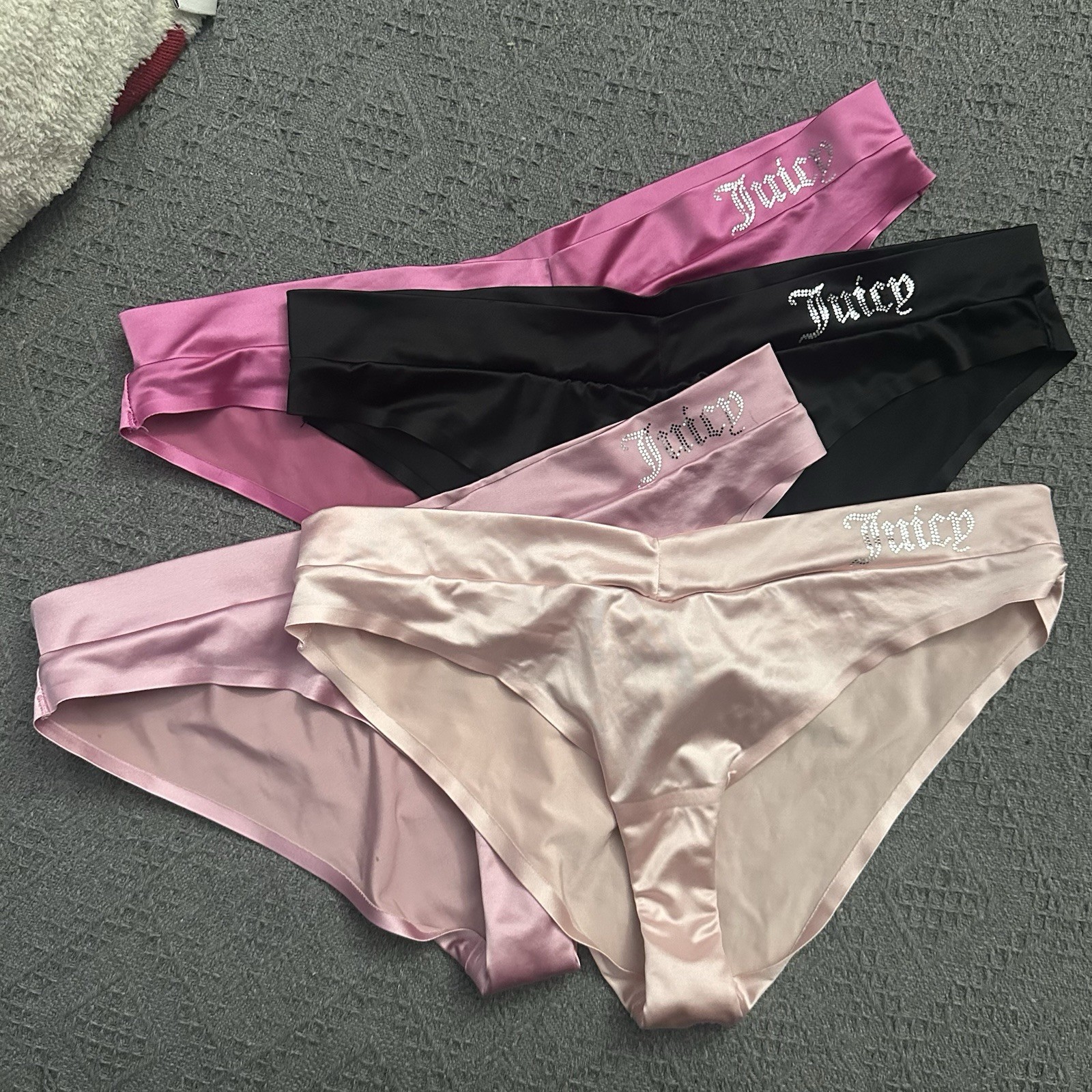 JUICY COUTURE 4 Pack Size LARGE Bling Foil Logo No Lines Panties 3 Pinks-1 Black