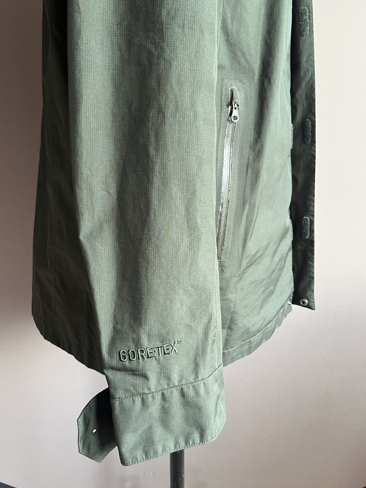Kathmandu Gore-Tex Jacket Mens Size M Green Hooded Waterproof Outdoor Hiking