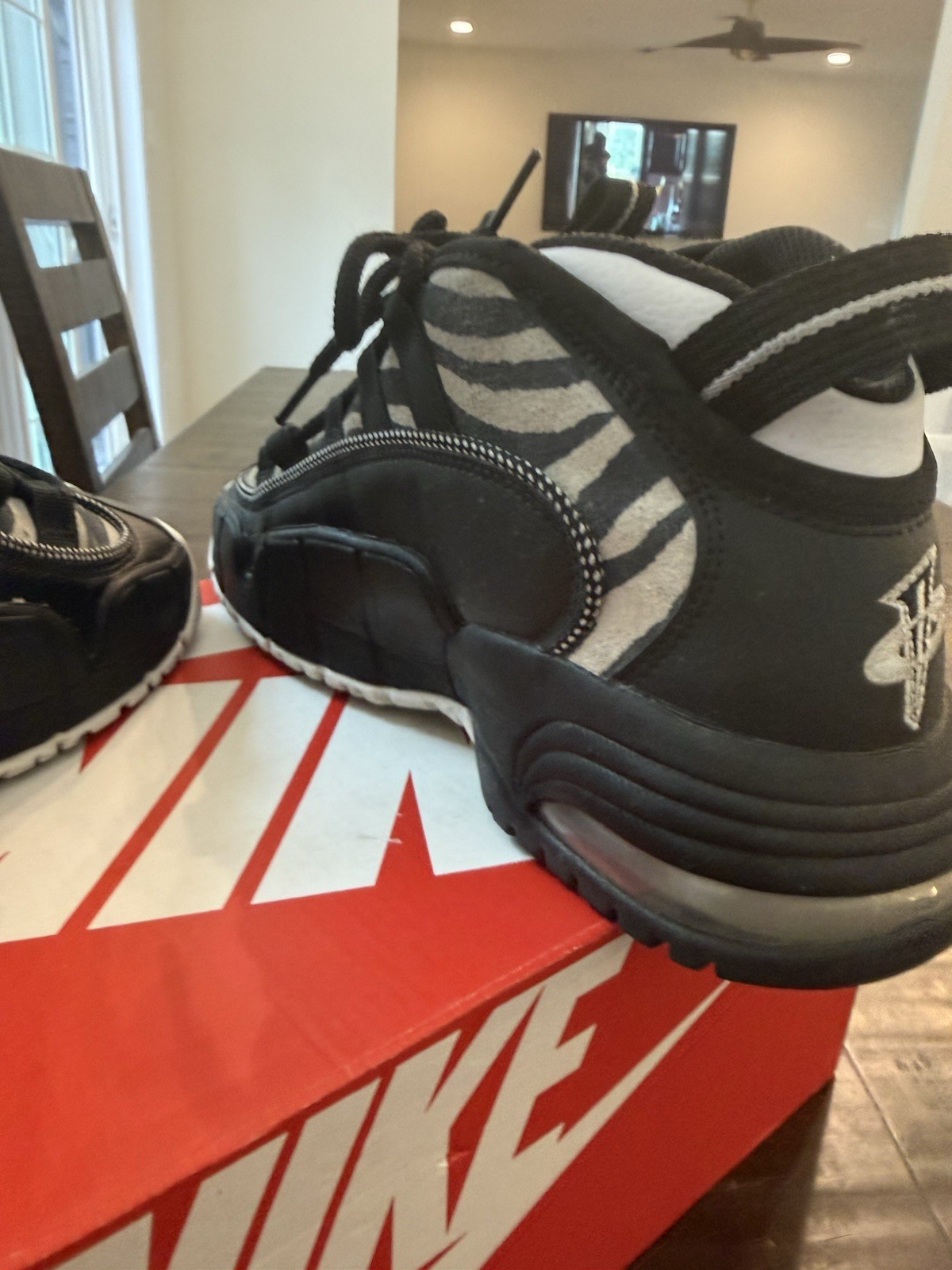 Nike Air Max Penny 1 Tiger Stripes Men’s Low Top Lace-Up Sneakers FD0783-010